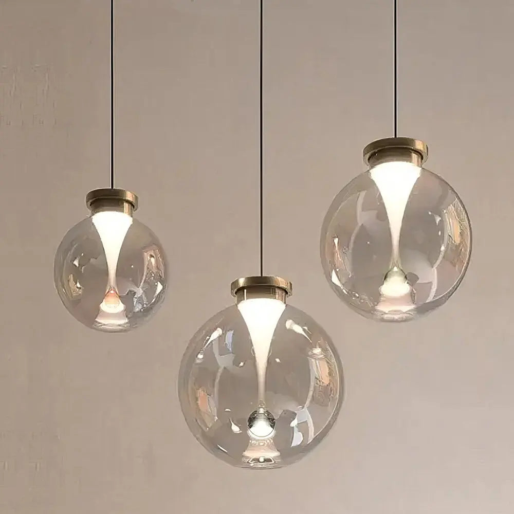 Moderne LED-Pendelleuchte mit Farbverlauf und Buntglas