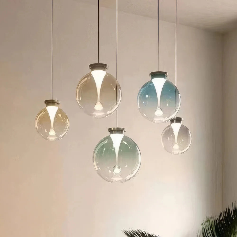 Moderne LED-Pendelleuchte mit Farbverlauf und Buntglas