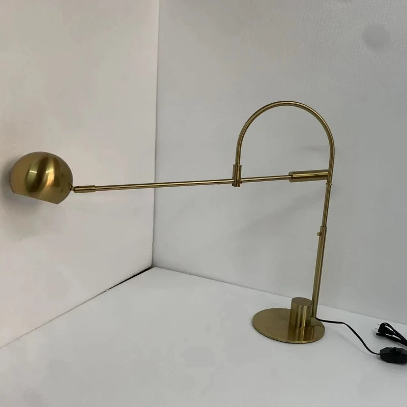 Cole Minimalistische drehbare Tischlampe aus Metall, Goldschwarz