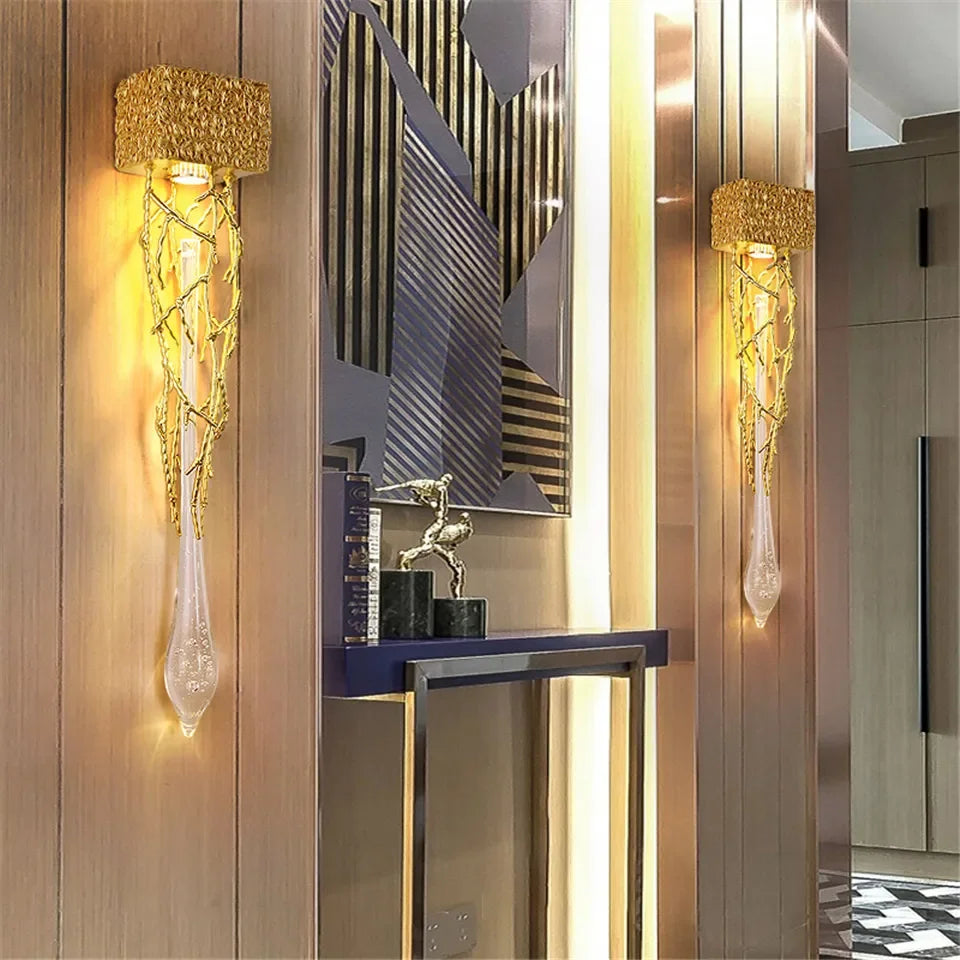 Opulente LED-Wandleuchte mit Wurzelmuster