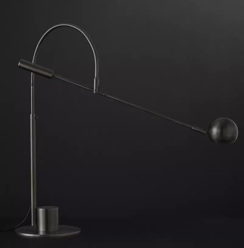 Cole Minimalistische drehbare Tischlampe aus Metall, Goldschwarz